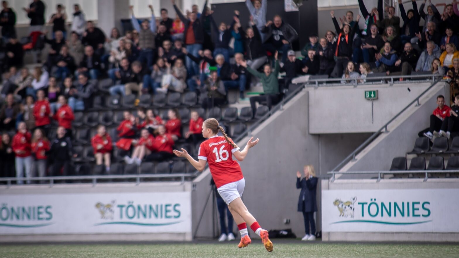 FSV U17-Talent Lucy Wisniewski bejubelt ihren Treffer zum 2:0. (Foto: Dennis Seelige / FSV Gütersloh 2009)