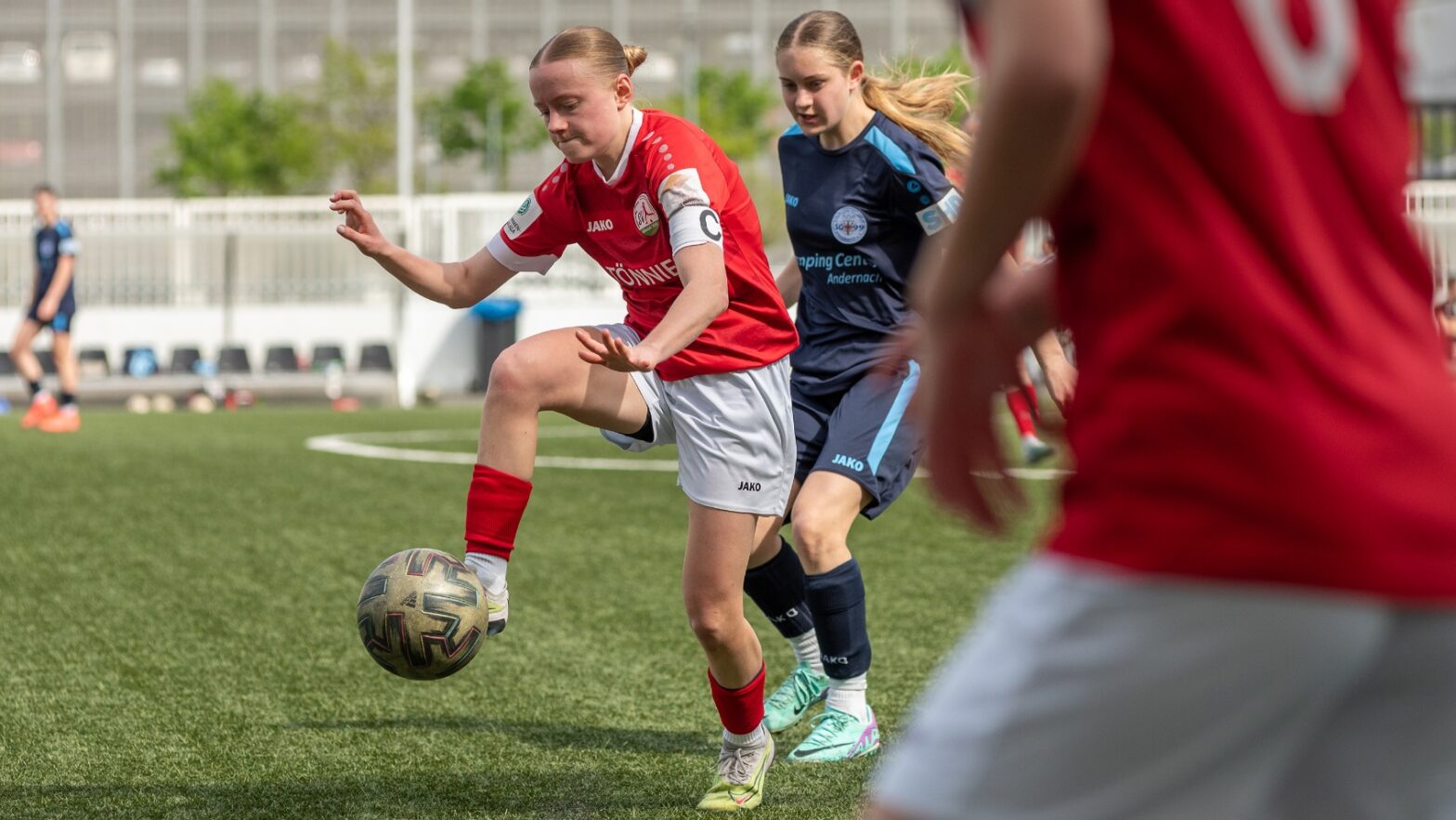 FSV U17-Kapitänin Madleen Franz im Duell gegen die SG 99 Andernach. (Foto: Boris Kessler / FSV Gütersloh 2009)