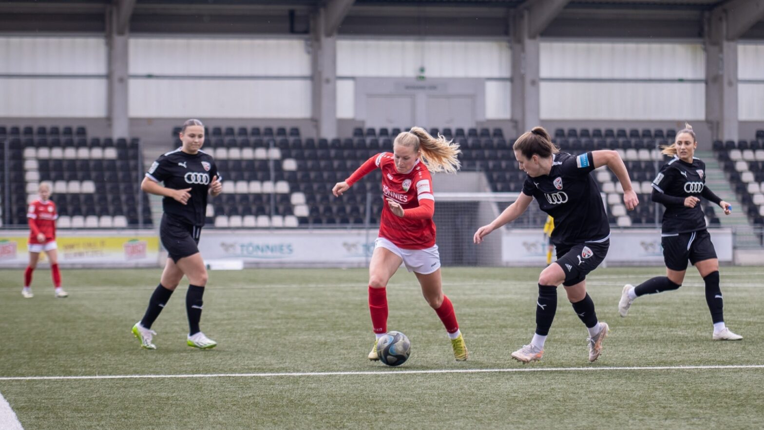 Maren Tellenbröker am Ball gegen den FC Ingolstadt. (Foto: Dennis Seelige / FSV Gütersloh 2009)