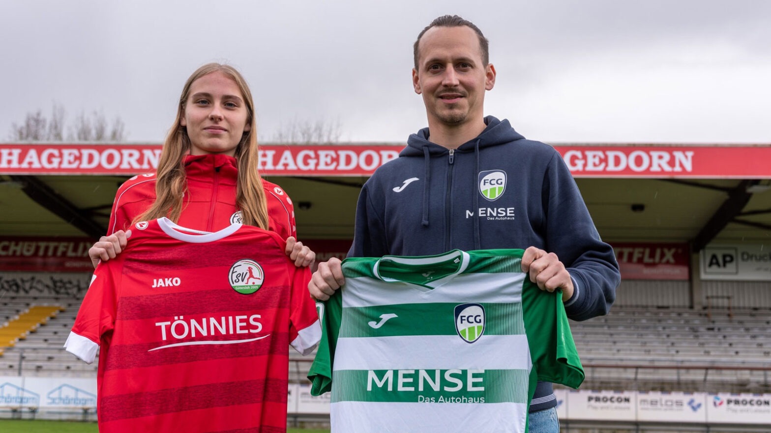 Gemeinsam für Gütersloh: Merle Hokamp (FSV) und Tim Manstein (FCG). (Foto: Boris Kessler)