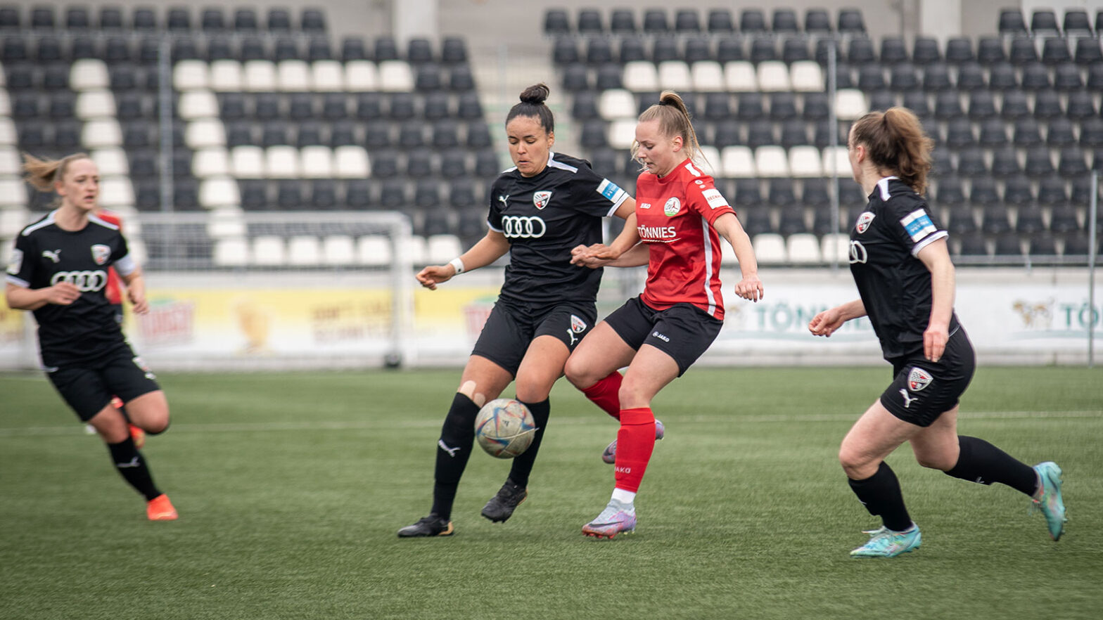 Celina Baum im Duell gegen den FC Ingolstadt in einer Partie der 2. Frauen-Bundesliga 2022/23. (Foto: Dennis Seelige / FSV Gütersloh 2009)