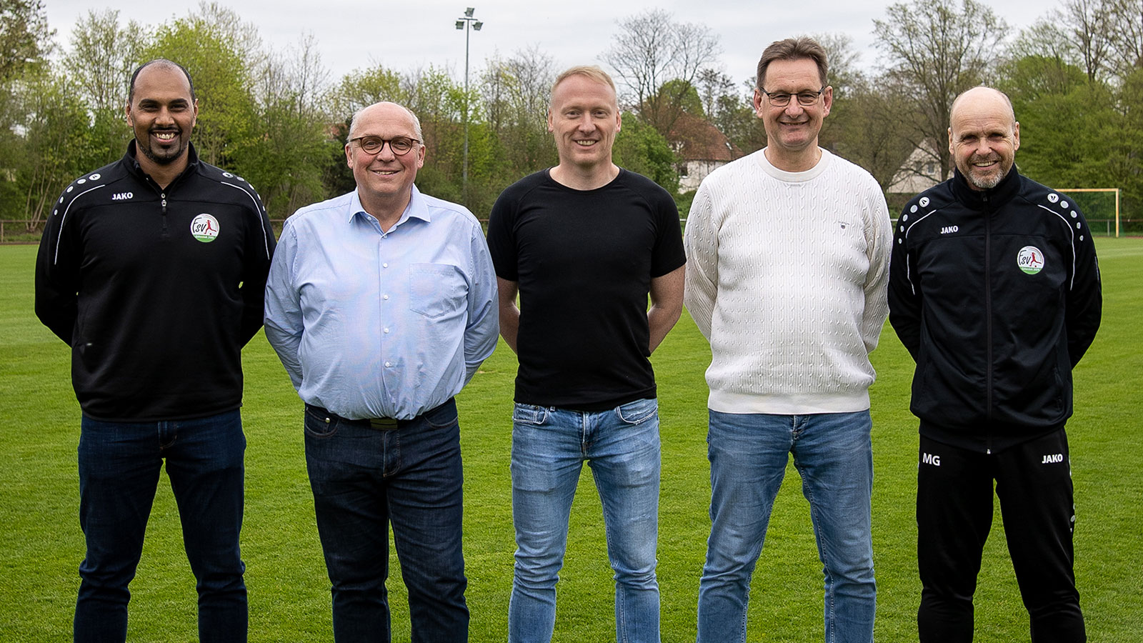 Das neue Trainerteam Daniel Fröhlich (Mitte) und Rainer Borgmeier (2.v.r.) mit Michael Horstkötter (2.v.l.), Markus Graskamp (1.v.r.) und Chris Punnakkattu Daniel (1.v.l). (Foto: Dennis Seelige / FSV Gütersloh 2009)