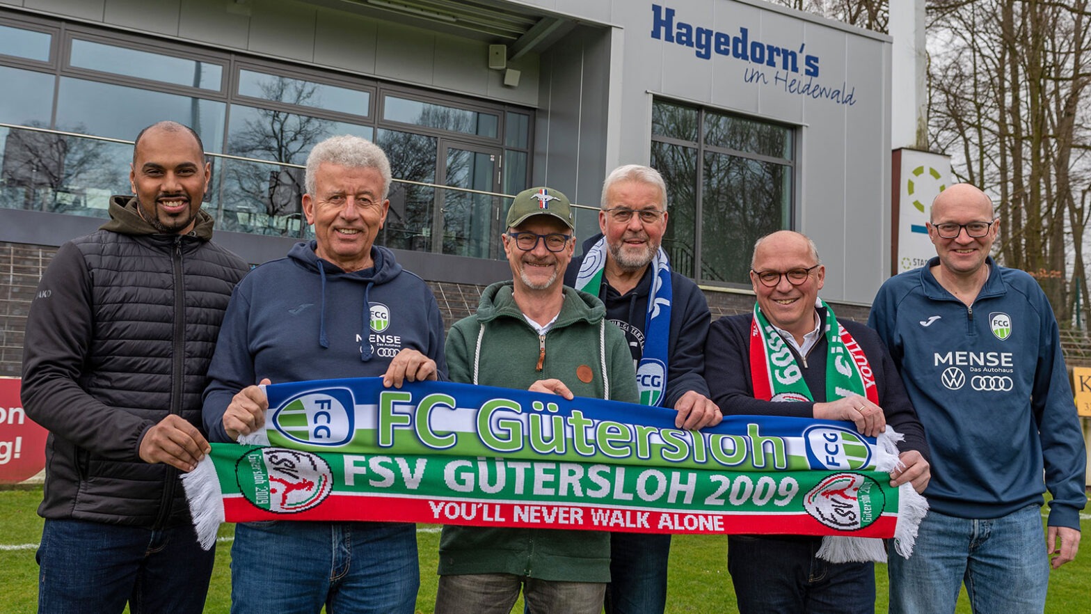 Die Vorstände des FSV Gütersloh und des FC Gütersloh streben eine Verschmelzung der beiden Vereine an. Von links: Chris Punnakkattu Daniel (FSV), Hans-Hermann Kirschner (FCG), Sebastian Kmoch (FSV), Heiner Kollmeyer (FCG), Michael Horstkötter (FSV) und Helmut Delker (FCG). (Foto: Boris Kessler)