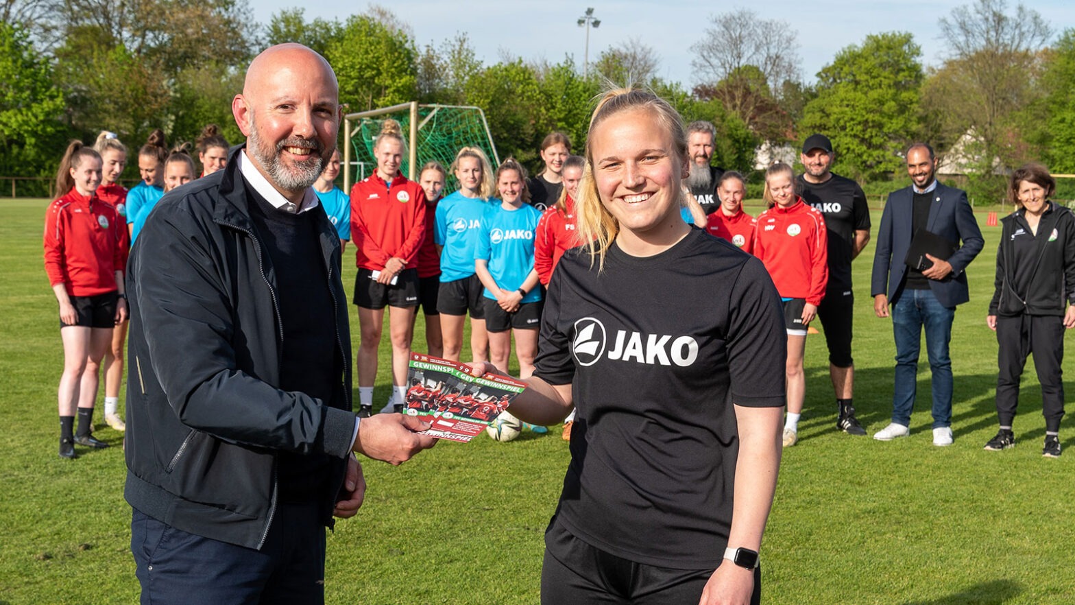 Sportdezernent Henning Matthes bei einem Besuch einer FSV-Trainingseinheit im Mai 2023. (Foto: Boris Kessler / FSV Gütersloh 2009)