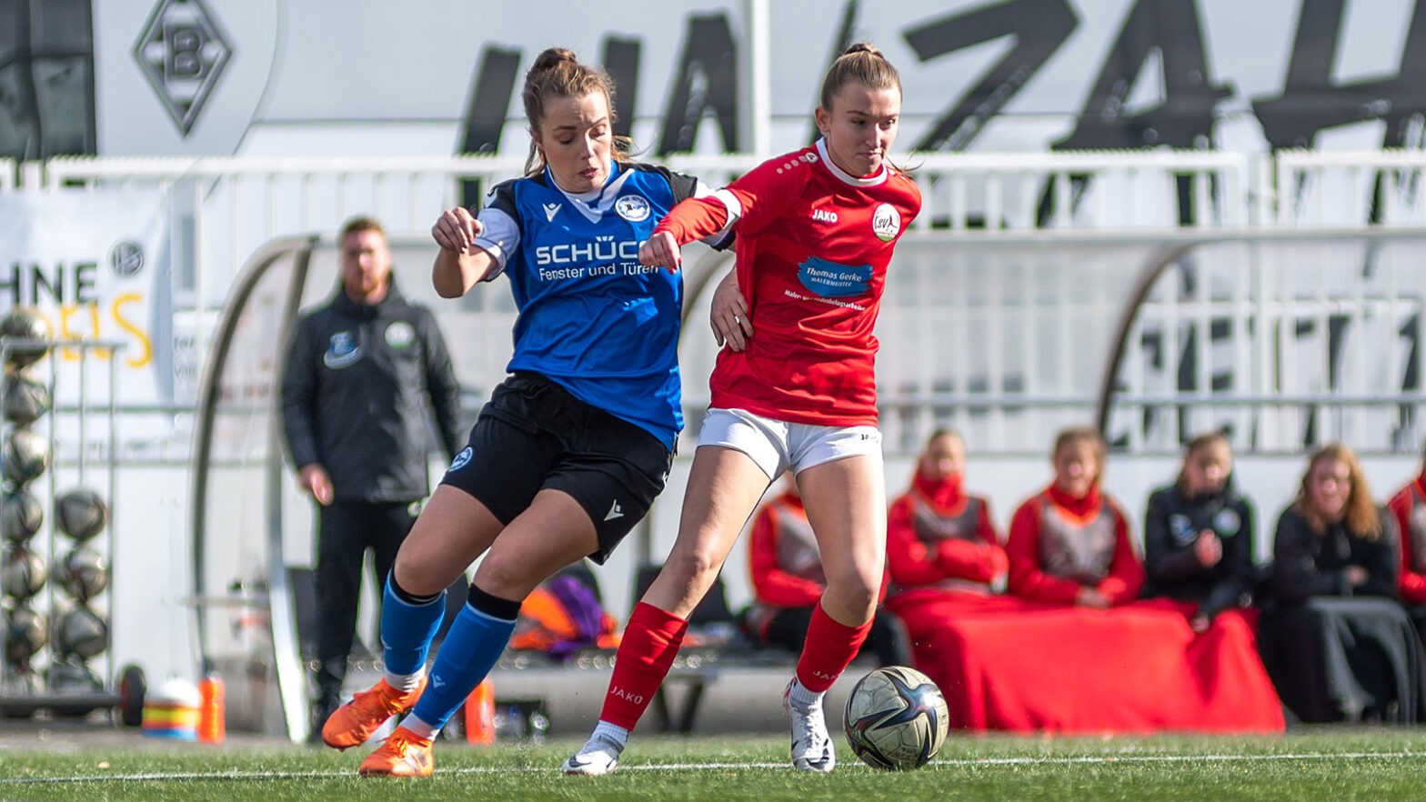 FSV-Mittelfeldspielerin Johanna Burholz im Duell mit Arminias Sophia Thiemann im Hinspiel der Regionalliga-Saison 2023/24. (Foto: Boris Kessler / FSV Gütersloh 2009)