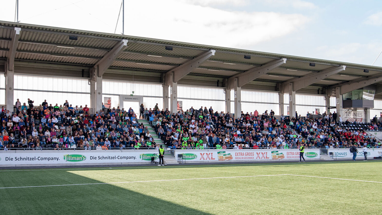 2.039 Zuschauer*innen verfolgten am 11. September 2022 das DFB-Pokalspiel des FSV Gütersloh gegen den VfL Wolfsburg. (Foto: Dennis Seelige / FSV Gütersloh 2009)