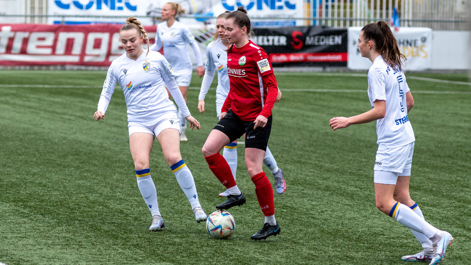 FSV-Angreiferin Jacqueline Baumgärtel im Duell gegen den FC Carl Zeiss Jena in der Saison 2022/23. (Foto: Boris Kessler / FSV Gütersloh 2009)
