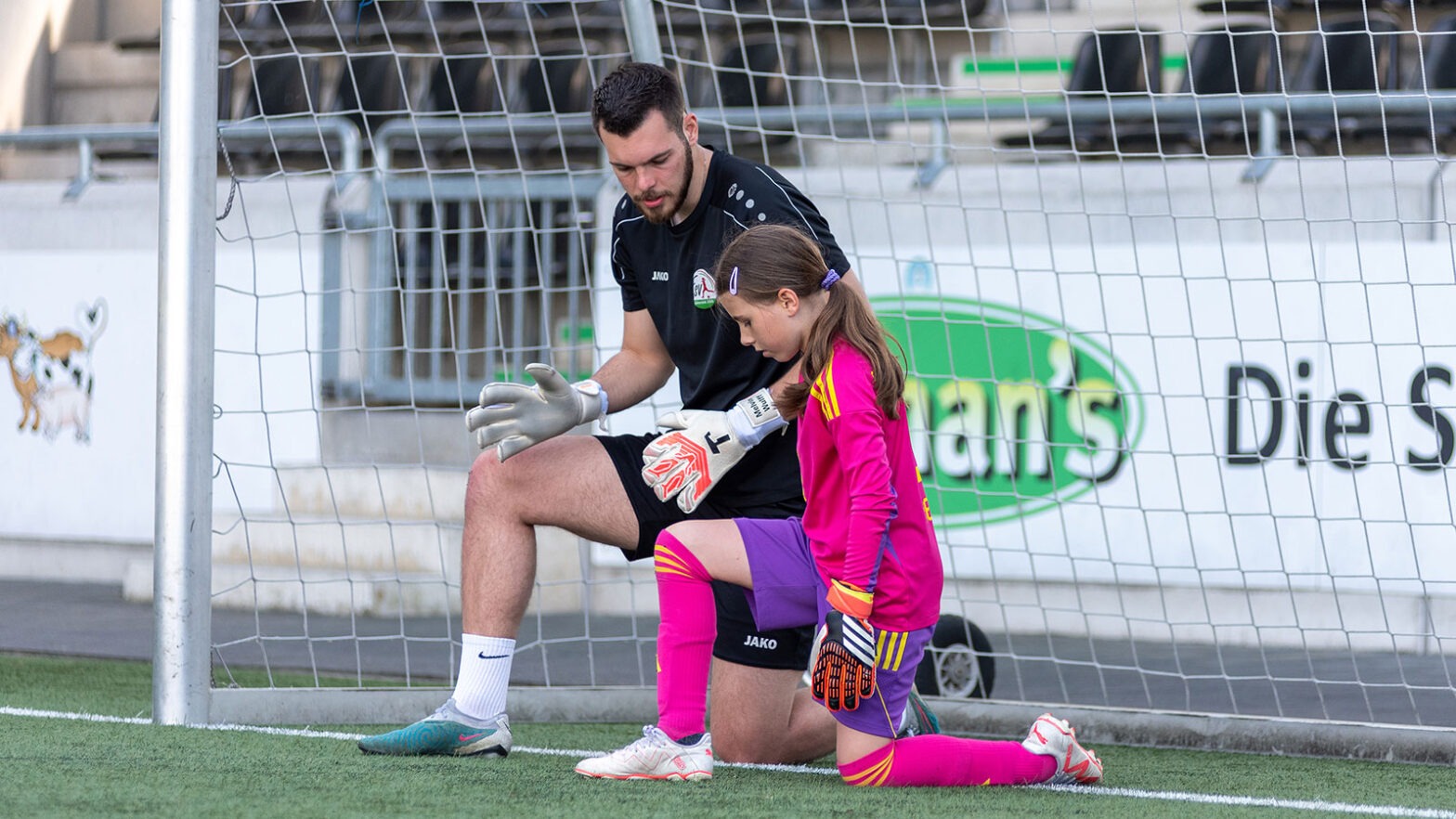 Carolin Diekhans durfte ein Schnuppertraining mit FSV-Torhüterinnen-Trainer Melvin Wulff absolvieren. (Foto: Boris Kessler / FSV Gütersloh 2009)