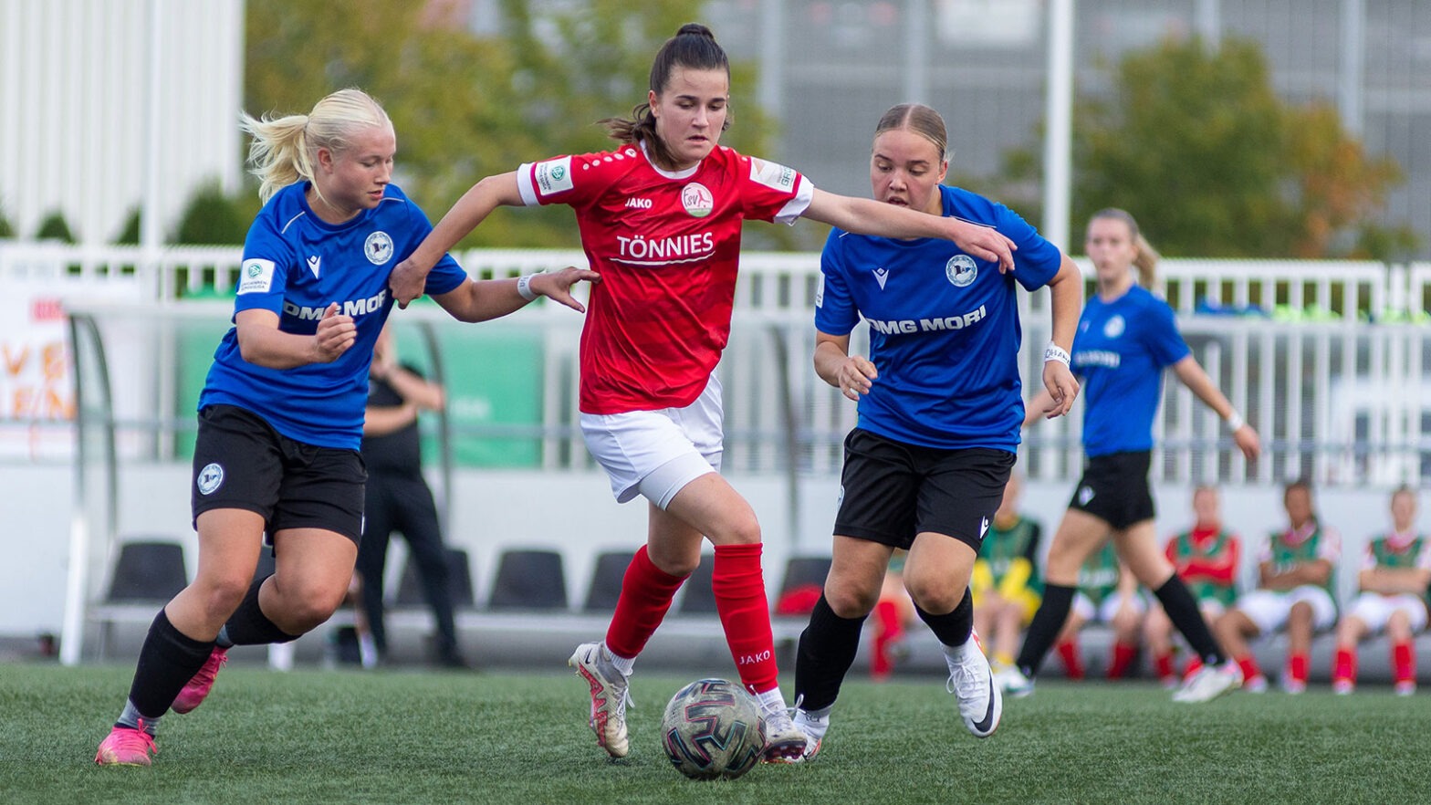 FSV-Nachwuchstalent Nova Wicke im B-Juniorinnen-Bundesligaspiel gegen den DSC Arminia Bielefeld. (Foto: Boris Kessler / FSV Gütersloh 2009)