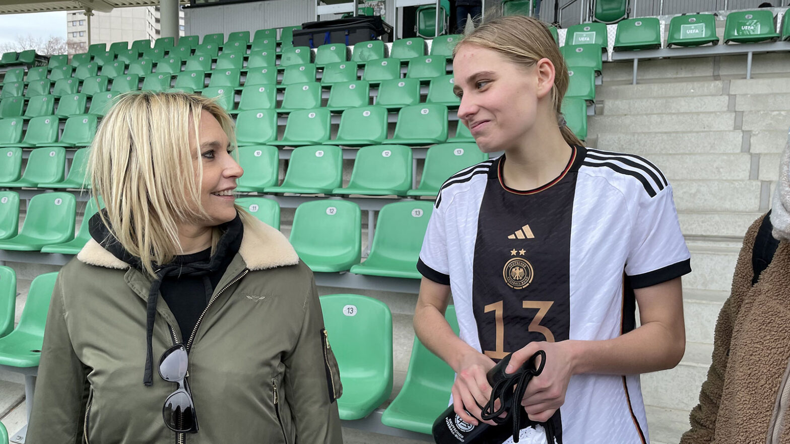 FSV-Talent Merle Hokamp mit Ex-Nationalspielerin Lena Goeßling. (Foto: Wolfgang Temme / FSV Gütersloh 2009)