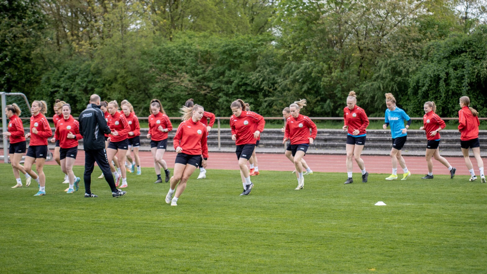 Spielerinnnen des FSV Gütersloh während einer Trainingseinheit. (Foto: Dennis Seelige / FSV Gütersloh 2009)