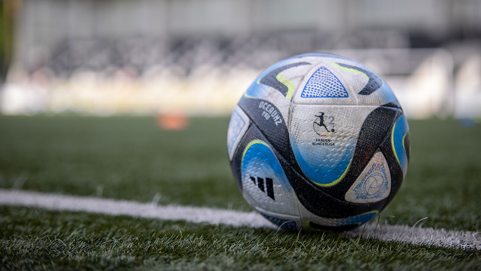adidas Spielball der 2. Frauen-Bundesliga. (Foto: Dennis Seelige / FSV Gütersloh 2009)