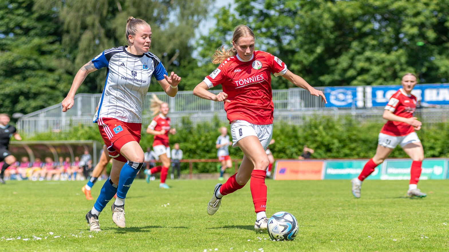 FSV-Spielerin Merle Hokamp im Einsatz gegen den Hamburger SV in einer Partie der 2. Frauen-Bundesliga. (Foto: Boris Kessler / FSV Gütersloh 2009)