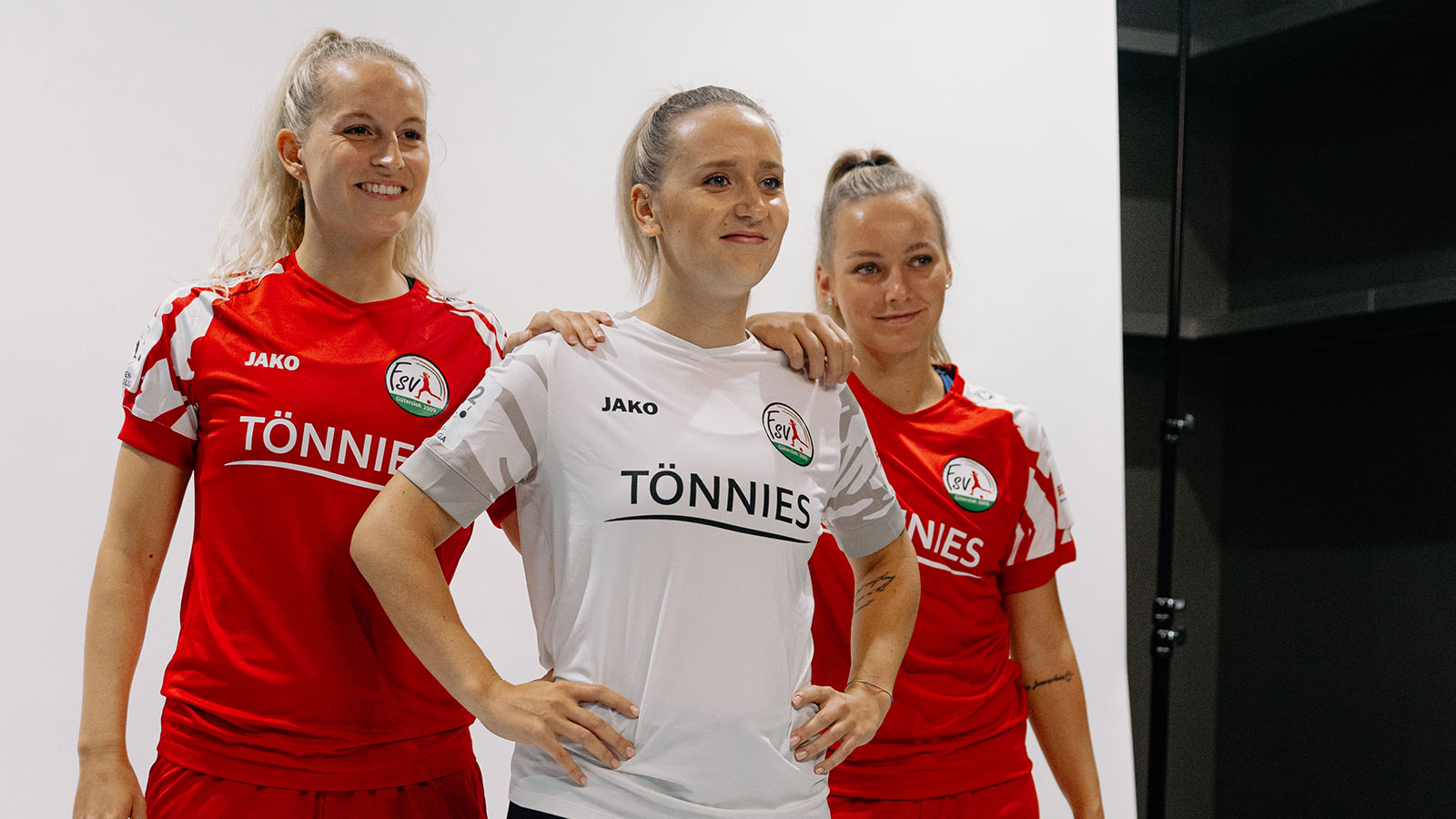 Ein kurzweiliger Tag auf dem DFB-Campus: Maren Tellebröker, Melanie Schuster und Celina Baum beim Marketingtag der 2. Frauen-Bundesliga. (Foto: Liam S. Curtis Mbella Ngom / DFB)