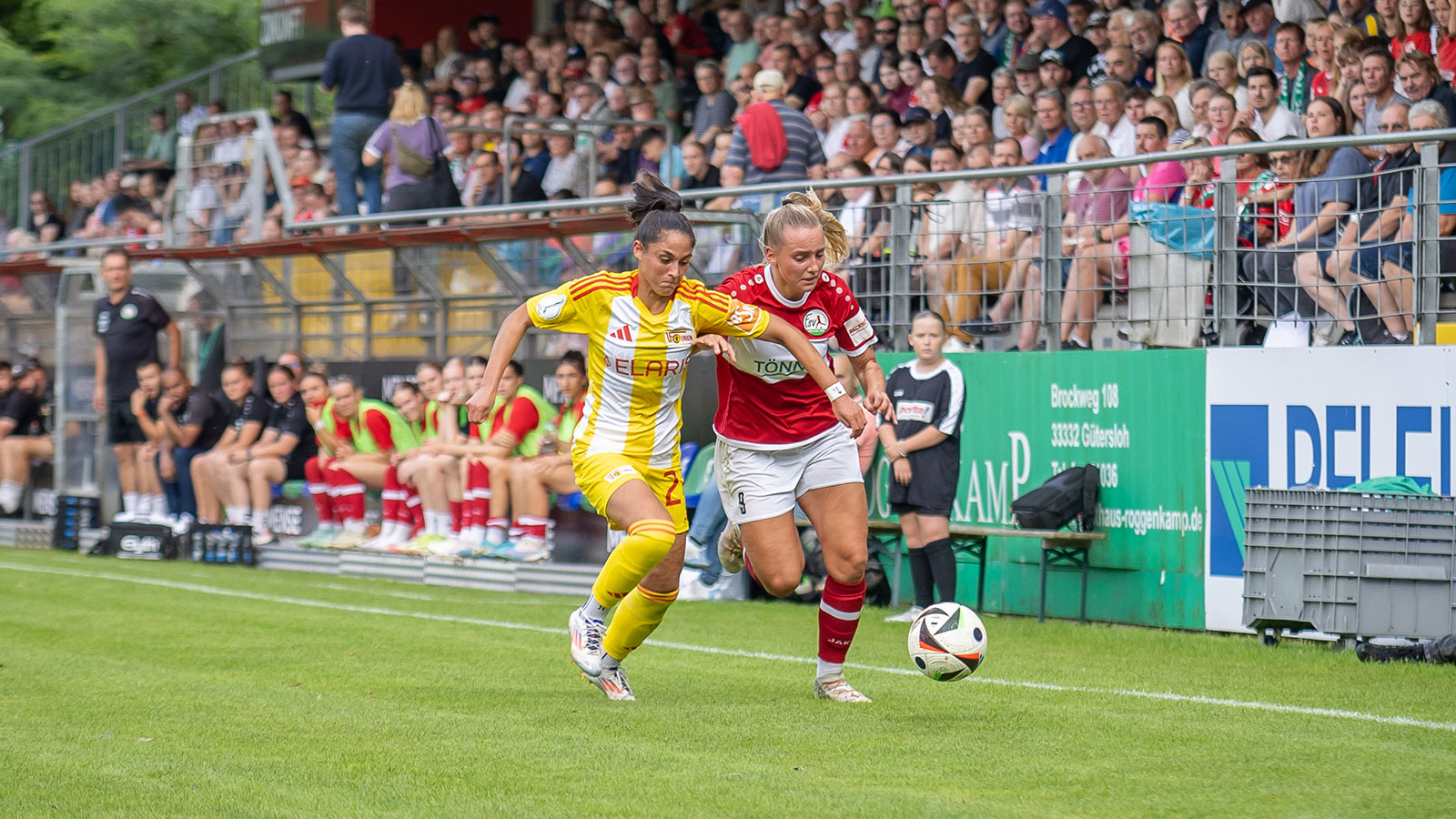 DFB-Pokal-Krimi im Heidewald: Celina Baum im Duell mit Union Berlins Fatma Sakar. (Foto: Dennis Seelige / FSV Gütersloh 2009)