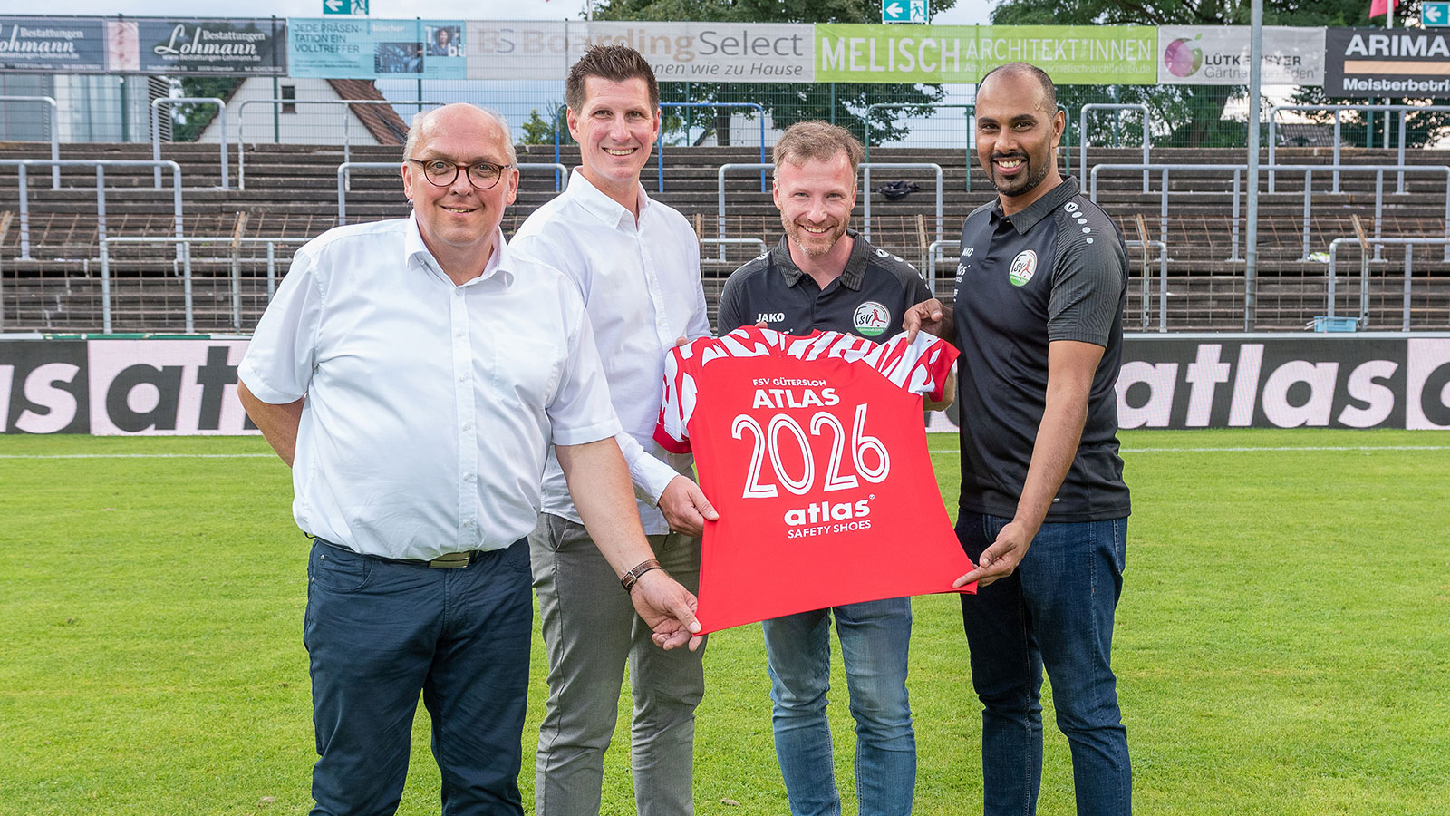 FSV Gütersloh x ATLAS... sicher unterwegs bis 2026: Maximilian Finke von ATLAS (2.v.li.) mit Michael Horstkötter, Tobias Neumann und Chris Punnakkattu Daniel. (Foto: Boris Kessler / FSV Gütersloh 2009)