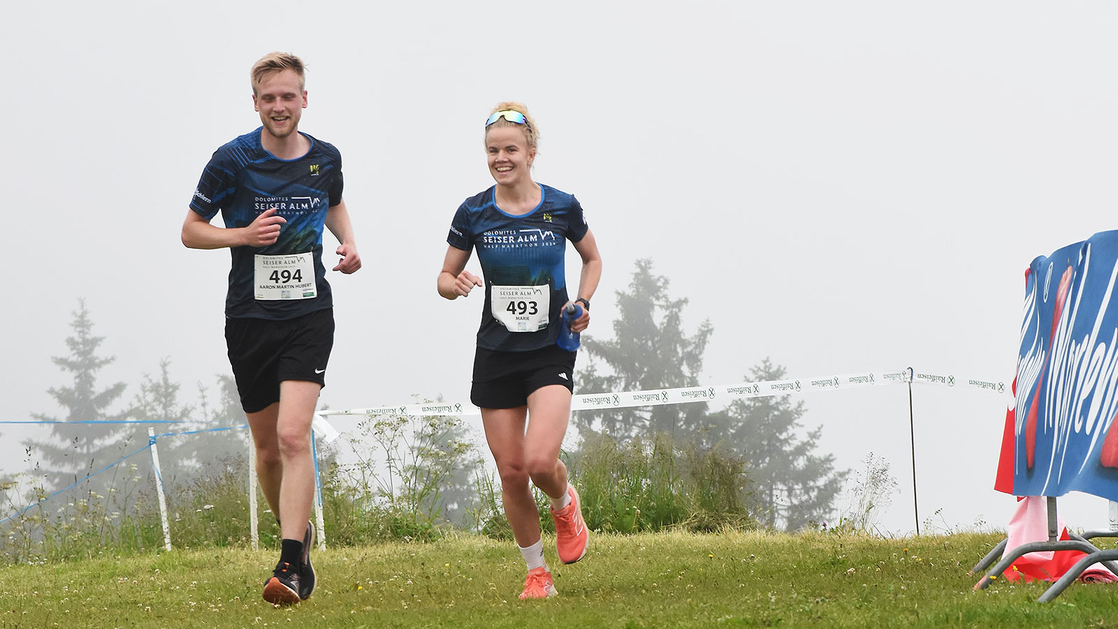 FSV-Angreiferin Marie Schröder und Aaron Rolle auf der Seiser Alm in Südtirol. (Foto: Marie Schröder / FSV Gütersloh 2009)