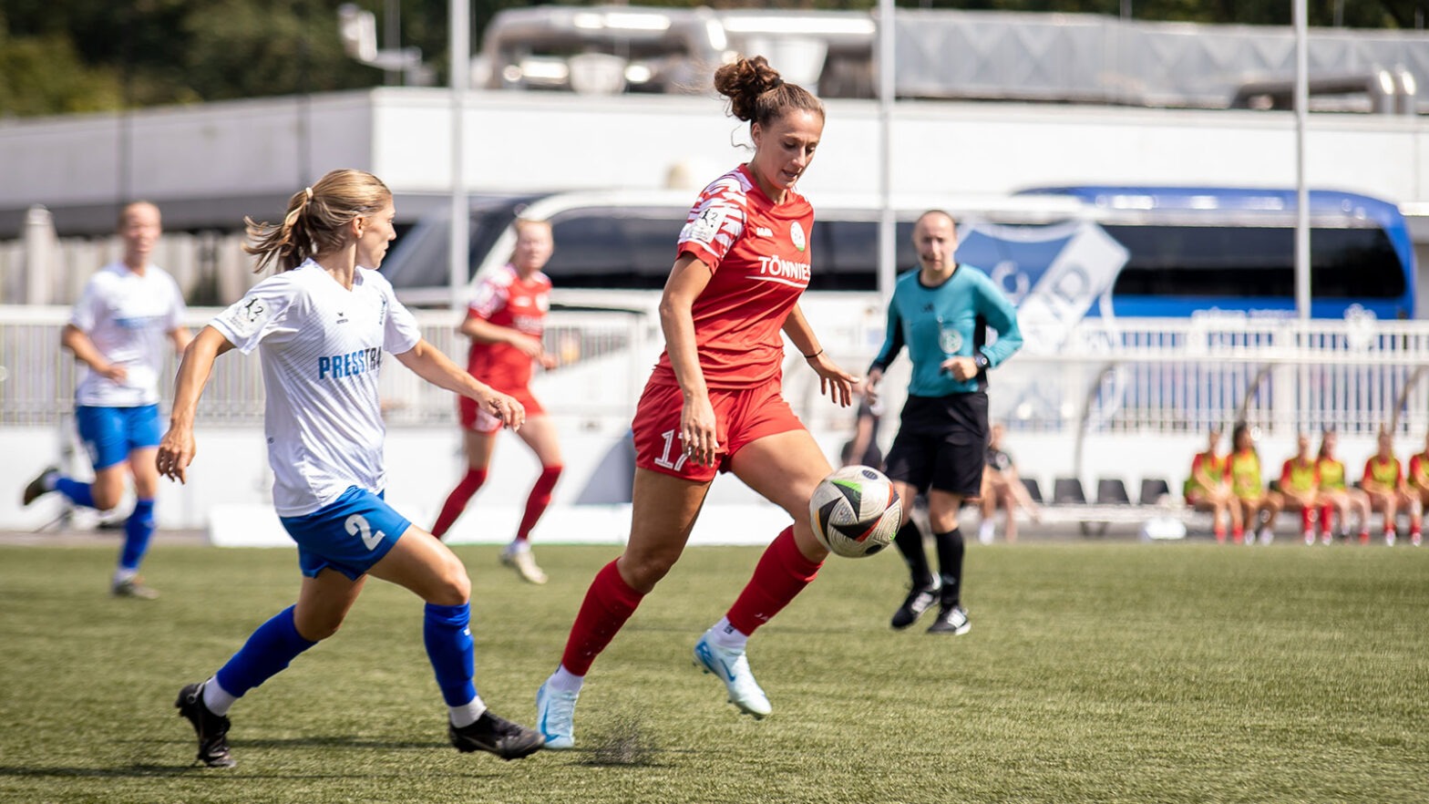 FSV-Angreiferin Shpresa Aradini im Zweitligaduell gegen den SC Sand. (Foto: Dennis Seelige / FSV Gütersloh 2009)