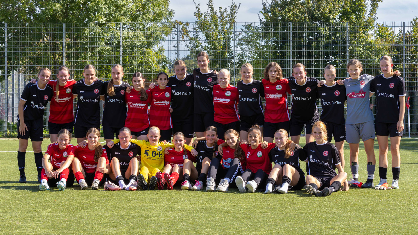 Die Mannschaften des FSV Gütersloh und des TuS Saxonia Münster nach ihrer Partie in der B-Juniorinnen-Westfalenliga. (Lukas Pietzner / TuS Saxonia Münster)