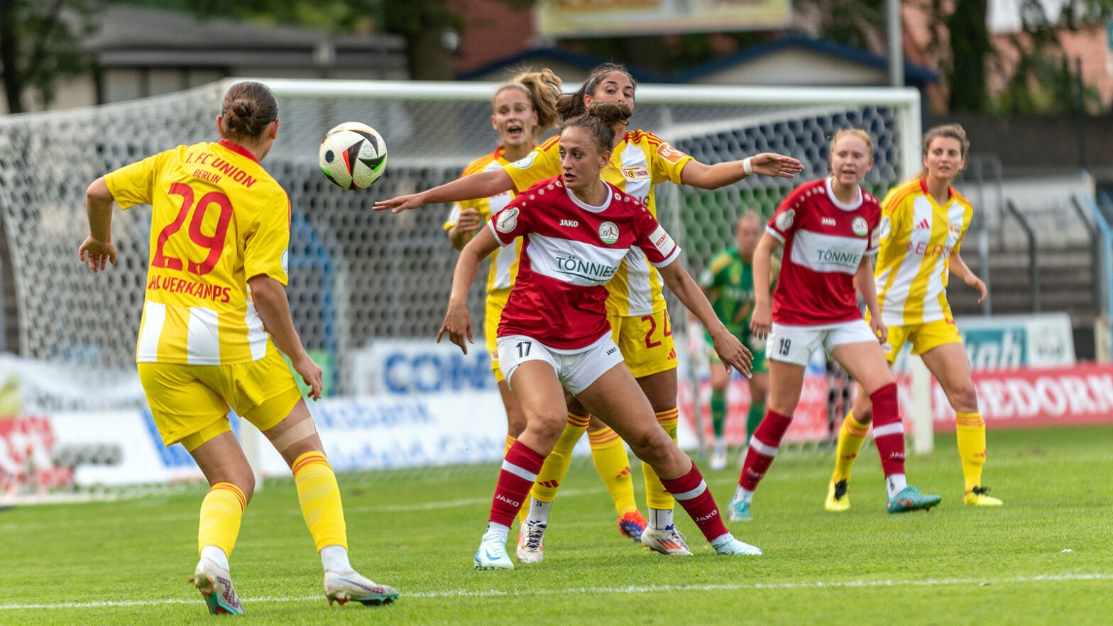 FSV-Angreiferin Shpresa Aradini im Einsatz gegen den 1. FC Union Berlin. (Foto: Boris Kessler / FSV Gütersloh 2009)