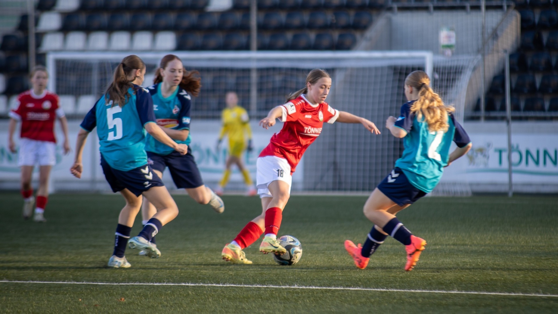 FSV-Nachwuchsspielerin Pauline Pfeiffer in der B-Juniorinnen-Regionalliga-Partie gegen den 1. FC Köln. (Foto: Dennis Seelige / FSV Gütersloh 2009)