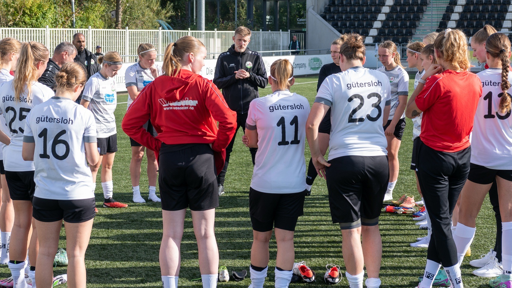 Mark Oliver Stricker mit seinen Spielerinnen des FSV Gütersloh II. (Foto: Boris Kessler / FSV Gütersloh 2009)