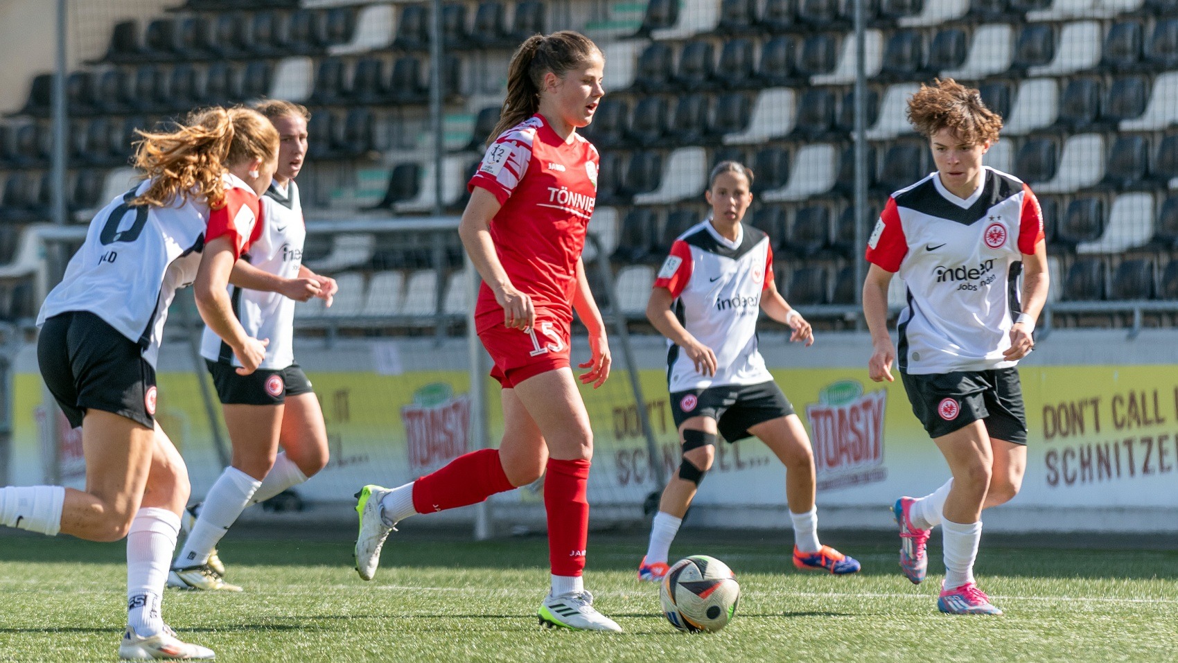 Lea Bultmann im Zweitligaspiel gegen Eintracht Frankfurt II. (Foto: Boris Kessler / FSV Gütersloh 2009)