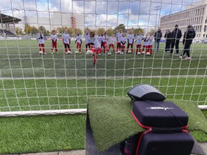 Schussgeschwindigkeitsmessung beim "Girls can KiK" Fußballcamp in der Tönnies-Arena. (Foto: Wolfgang Temme / FSV Gütersloh 2009)