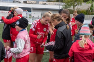 Die Teilnehmerinnen des "Girls can KiK" Fußballcamp durften fleißig Autogramm sammeln. (Foto: Boris Kessler / FSV Gütersloh 2009)