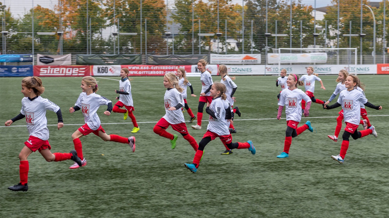 Die Teilnehmerinnen des "Girls can KiK" Fußballcamp. (Foto: Boris Kessler / FSV Gütersloh 2009)