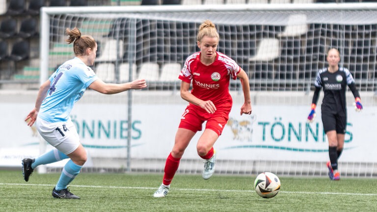 FSV-Angreiferin Marie Schröder im Zweitligaduell gegen die SG 99 Andernach. (Foto: Boris Kessler / FSV Gütersloh 2009)