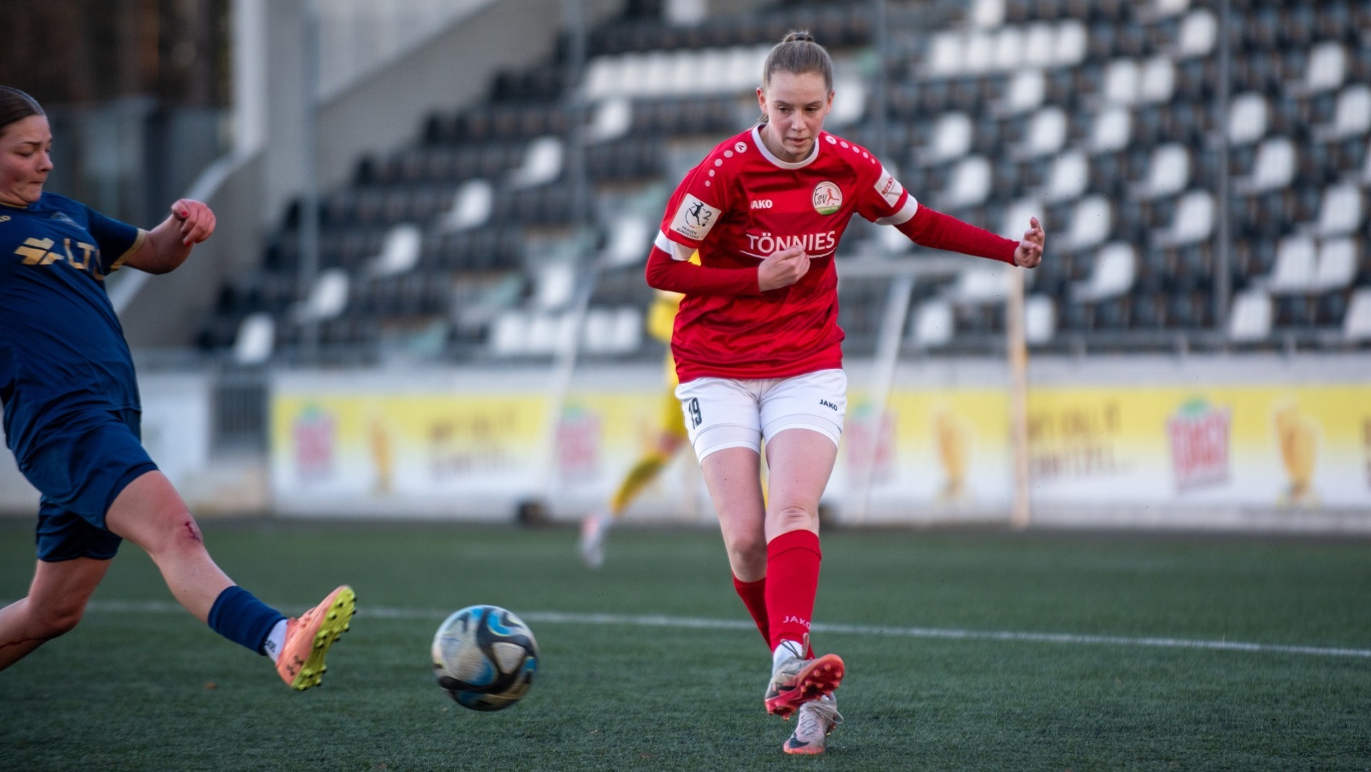 FSV-Nachwuchsspielerin Emma Bendix im Duell gegen die U19 der SG 99 Andernach. (Foto: Boris Kessler / FSV Gütersloh 2009)