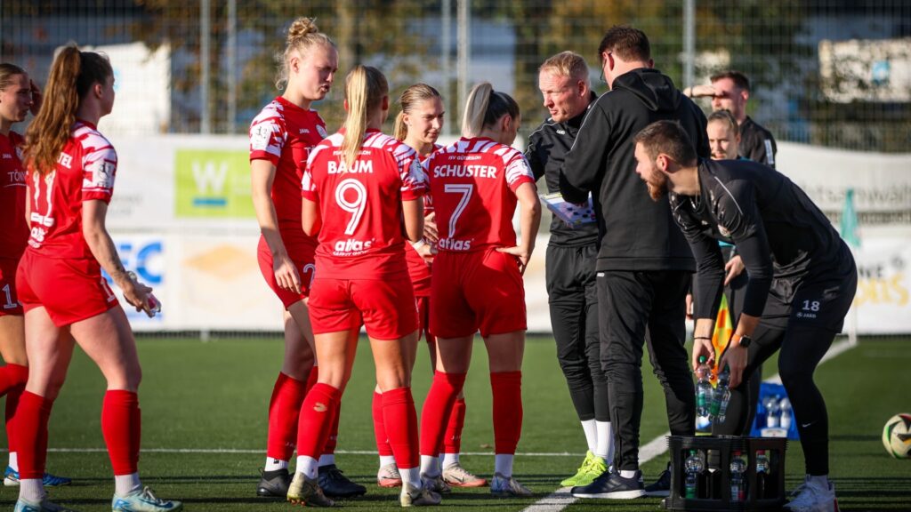 FSV-Cheftrainer Daniel Fröhlich bespricht sich mit seinen Spielerinnen. (Foto: Marina Brüning / FSV Gütersloh 2009)