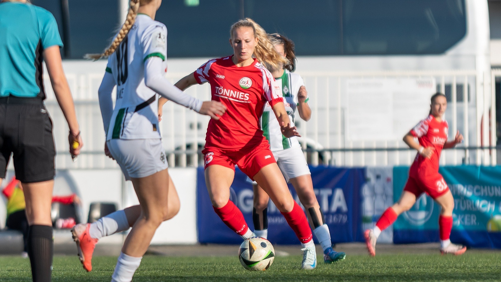 Maren Tellenbröker in der Zweitligapartie gegen Borussia Mönchengladbach. (Foto: Boris Kessler / FSV Gütersloh 2009)