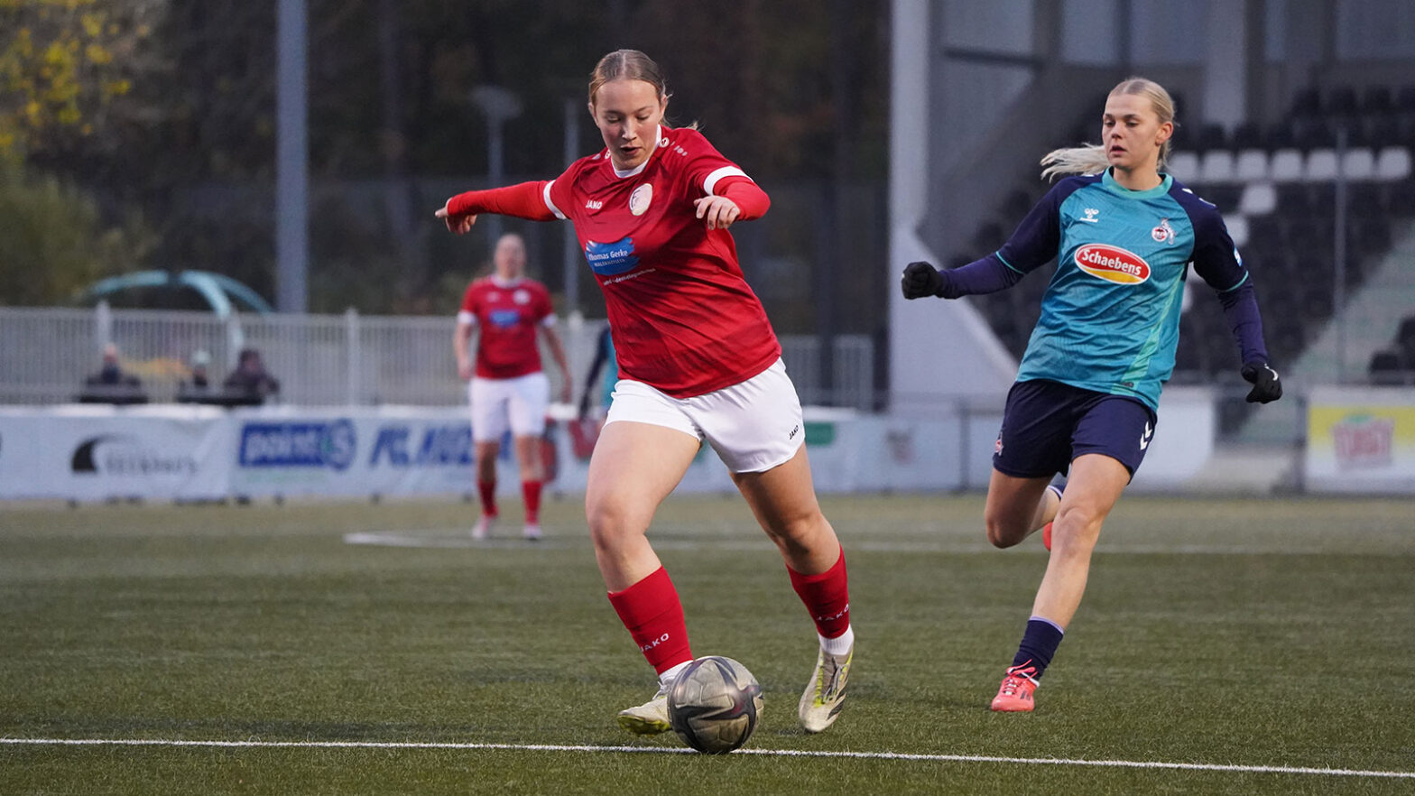 FSV-Mittelfeldspielerin Charlotte Weinhold in der Regionalliga-Partie gegen den 1. FC Köln II. (Foto: Aleks Czapla / FSV Gütersloh 2009)