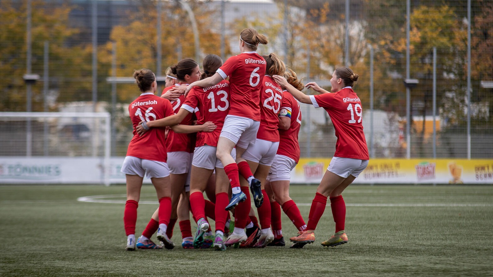 Jubel bei den Spielerinnen des FSV Gütersloh II. (Foto: Dennis Seelige / FSV Gütersloh 2009)