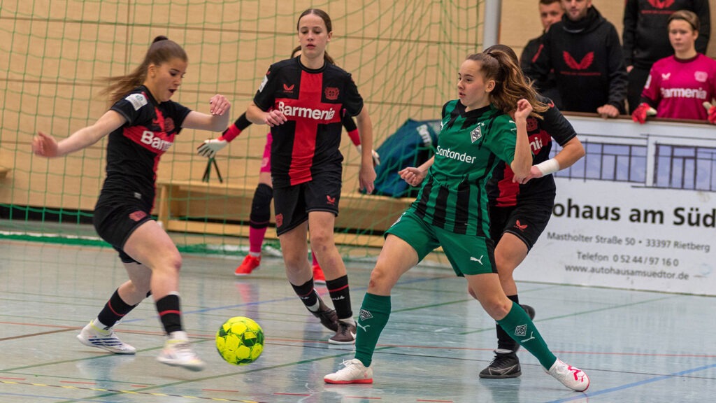 Borussia Mönchengladbach und Bayer Leverkusen im Finale des Gütersloher Hallenmasters 2024. (Foto: Boris Kessler / FSV Gütersloh 2009)