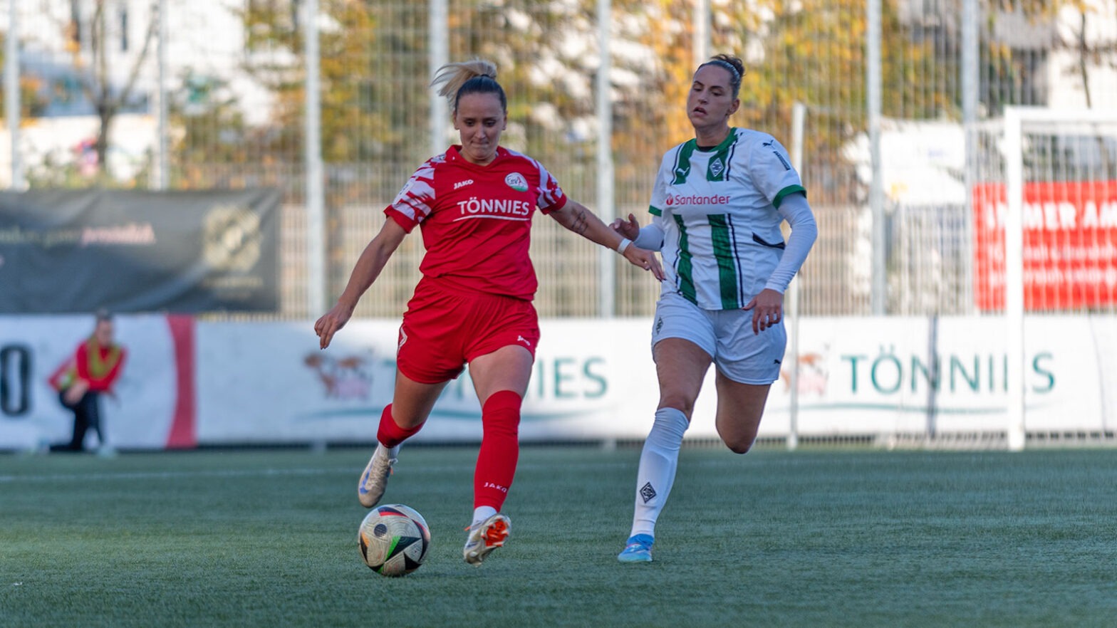 Melanie Schuster im Zweitligaduell gegen Borussia Mönchengladbach. (Foto: Boris Kessler / FSV Gütersloh 2009)