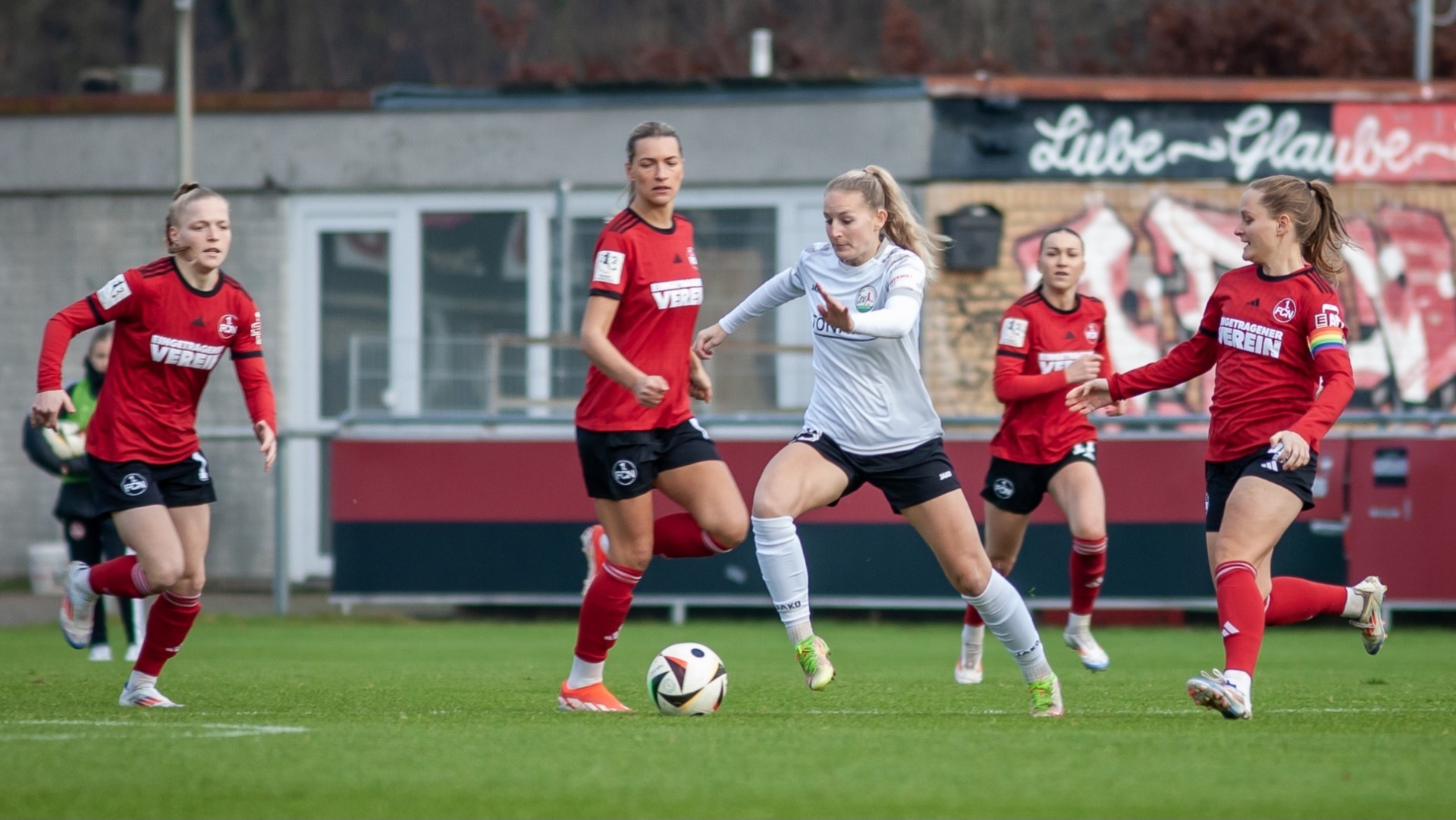 FSV-Mittelfeldspielerin Maren Tellenbröker in der Zweitligapartie beim 1. FC Nürnberg. (Foto: Dennis Seelige / FSV Gütersloh 2009)