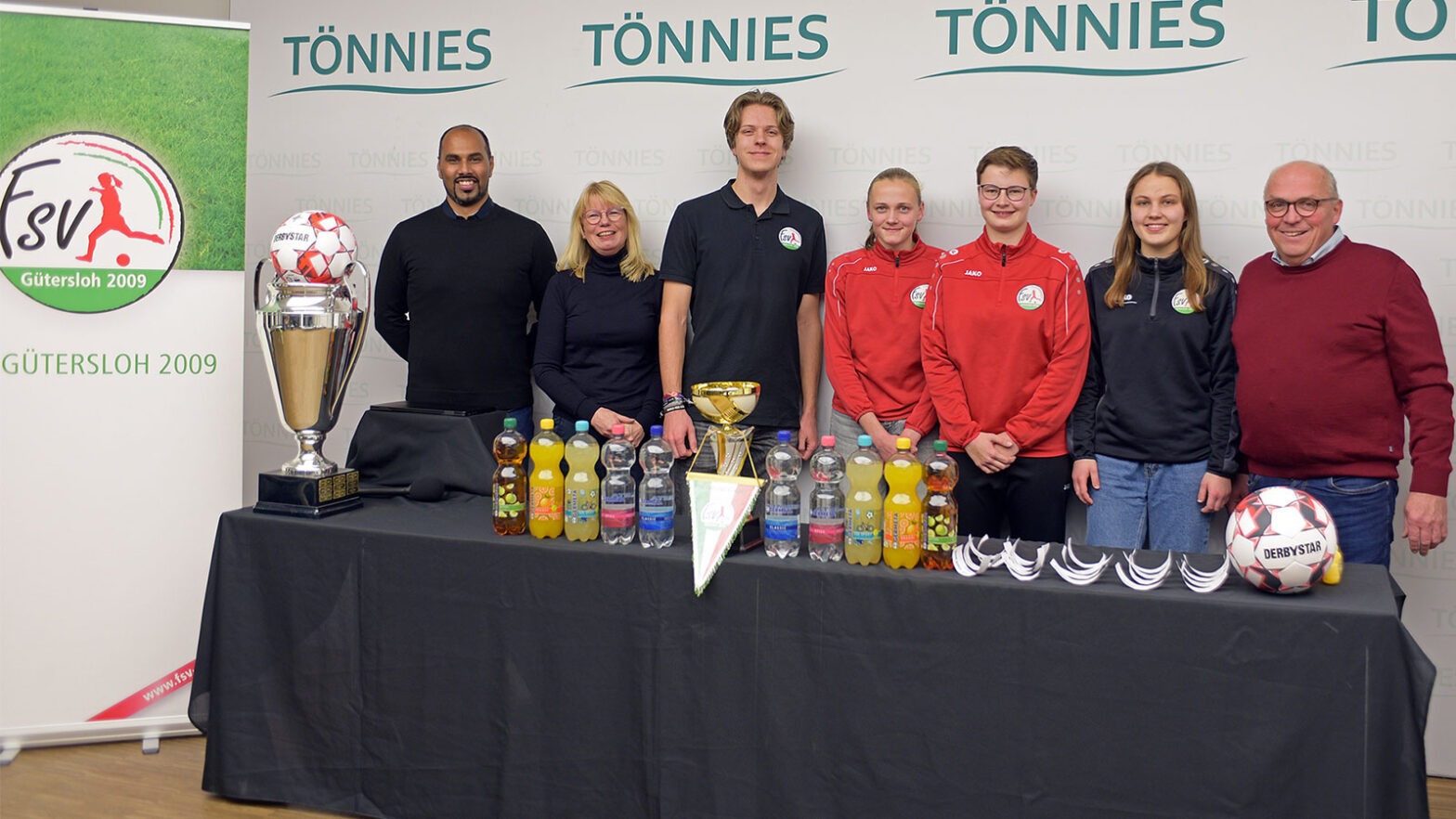 Auslosung für das Gütersloher Hallenmasters 2025 um den Keystone Sports Cup (v. l. n. r): Chris Punnakkattu Daniel, Petra Horstkötter, Yannick Tigges, Merle Rohden, Johanna Rehpöhler, Elina Büttner und Michael Horstkötter. (Foto: Boris Kessler / FSV Gütersloh 2009)