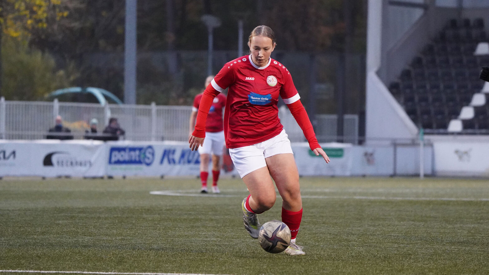 Charlotte Weinhold im Einsatz in der Regionalliga West. (Foto: Aleks Czapla / FSV Gütersloh 2009)