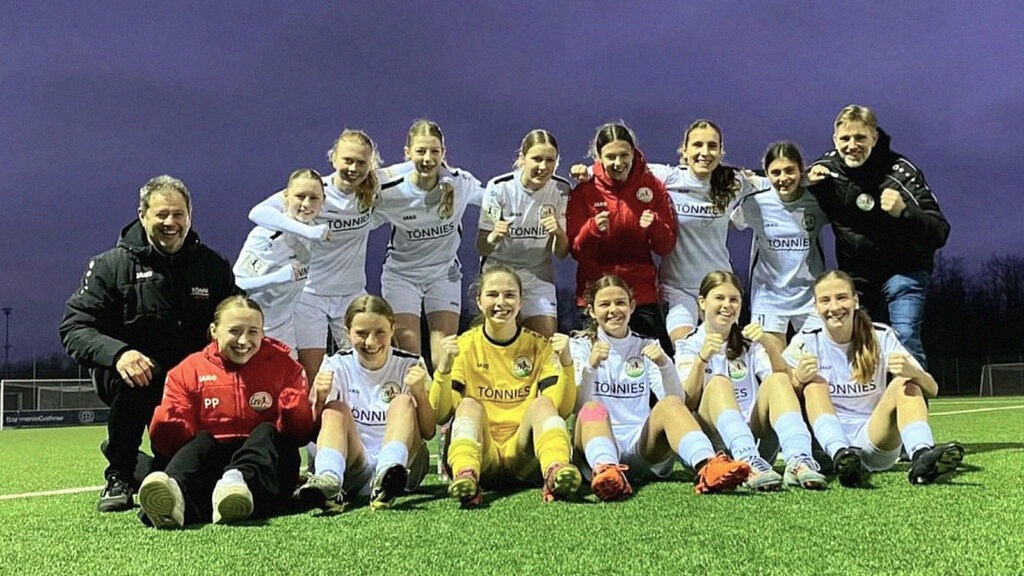 Strahlende Siegerinnen: Die U19 des FSV Gütersloh nach dem Sieg in Leverkusen. (Foto: FSV Gütersloh 2009)