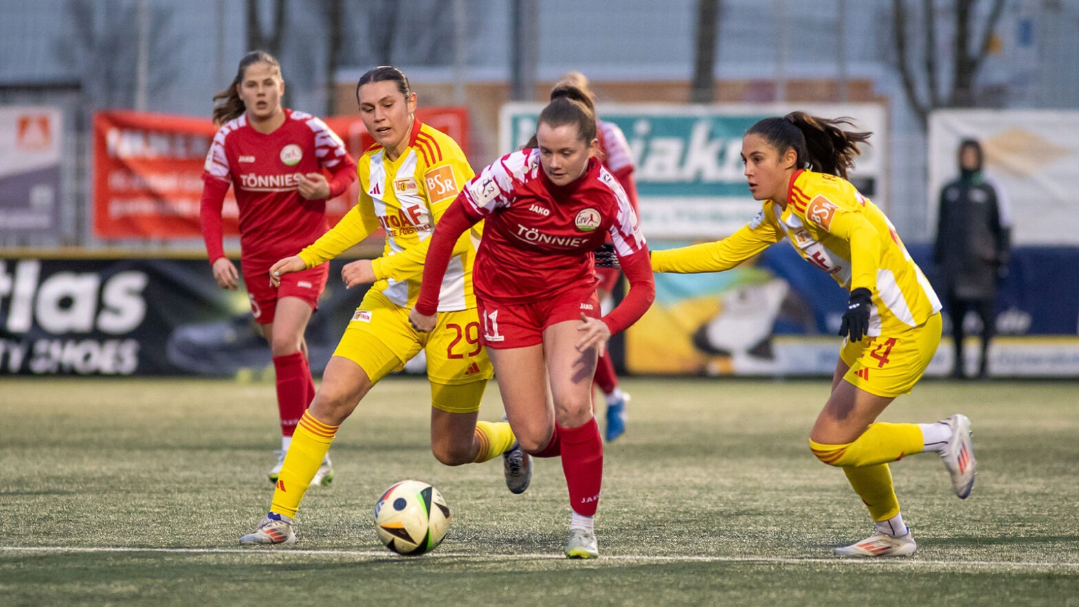 FSV-Angreiferin Jacqueline Baumgärtel im Zweitligaduell gegen den 1. FC Union Berlin. (Foto: Dennis Seelige / FSV Gütersloh 2009)