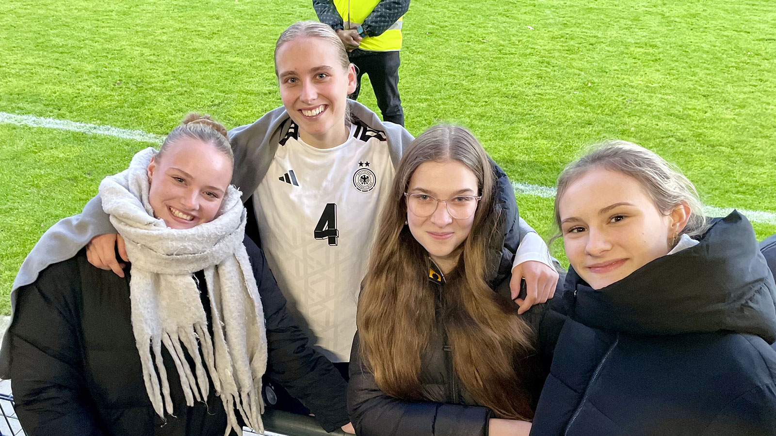 Support aus der Heimat beim U19-EM-Qualispiel: FSV-Verteidigerin Merle Hokamp erhielt Unterstützung von ihren Freundinnen. (Foto: Wolfgang Temme / FSV Gütersloh 2009)