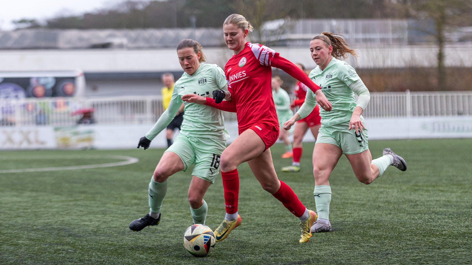 FSV-Angreiferin Katharina Rädeker im Testspiel gegen den Erstligisten SGS Essen. (Foto: Boris Kessler / FSV Gütersloh 2009)