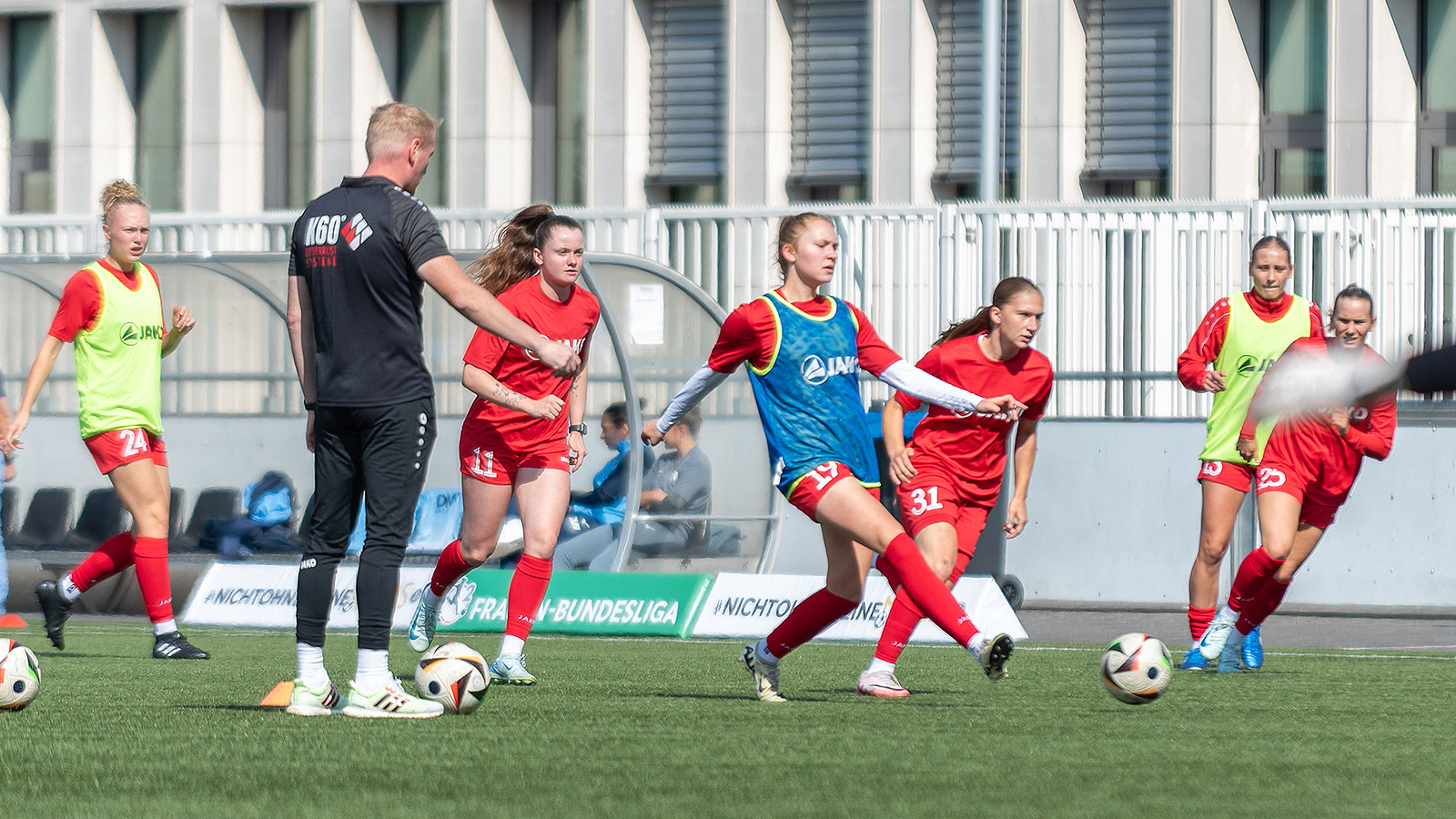 Die Spielerinnen des FSV Gütersloh während eines Warm-ups. (Foto: Boris Kessler / FSV Gütersloh 2009)