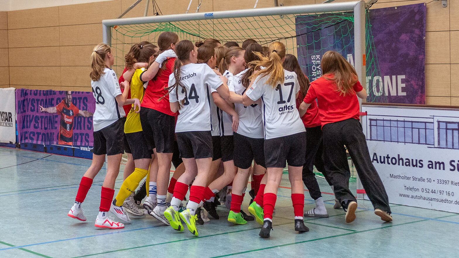Großer Jubel bei den B-Juniorinnen des FSV Gütersloh. (Foto: Boris Kessler / FSV Gütersloh 2009)