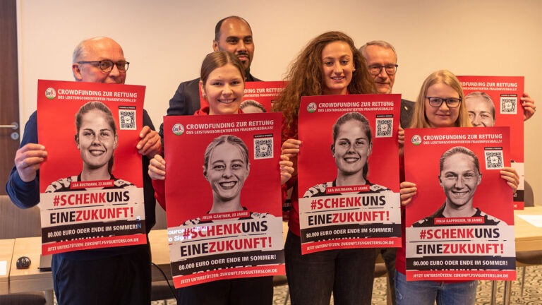 FSV-Spielerinnen Pauline Berning, Shpresa Aradini und Anna-Lena Meier gemeinsam mit den Vereinsverantwortlichen. (Foto: Boris Kessler / FSV Gütersloh 2009)