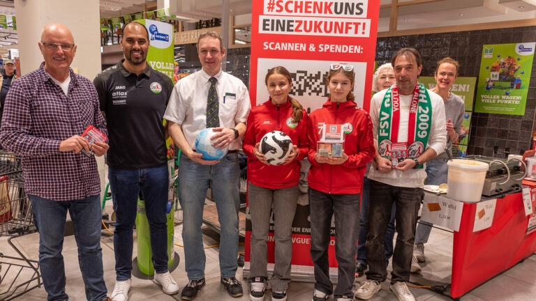 "Schenk und eine Zukunft": Erfolgreicher Waffelverkauf im Marktkauf Gütersloh mit den Juniorinnen des FSV. (Foto: Boris Kessler / FSV Gütersloh 2009)