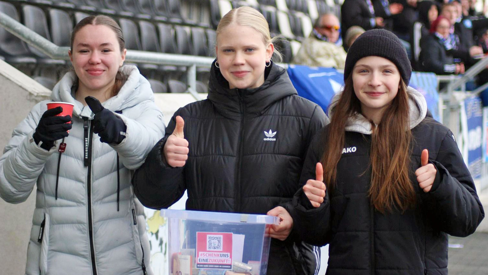 Fleißige Spendensammlerinnen: FSV-Juniorinnen Ina Kirjanow, Lea-Sophie Rödel und Antonia Johanna Hölter. (Foto: Tina Haag / FSV Gütersloh 2009)